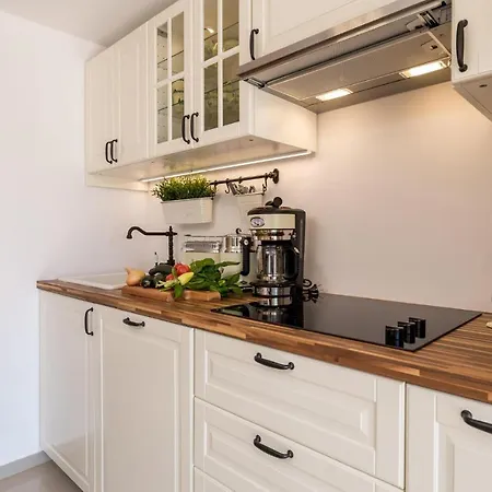 1 Bedroom Stunning In *
